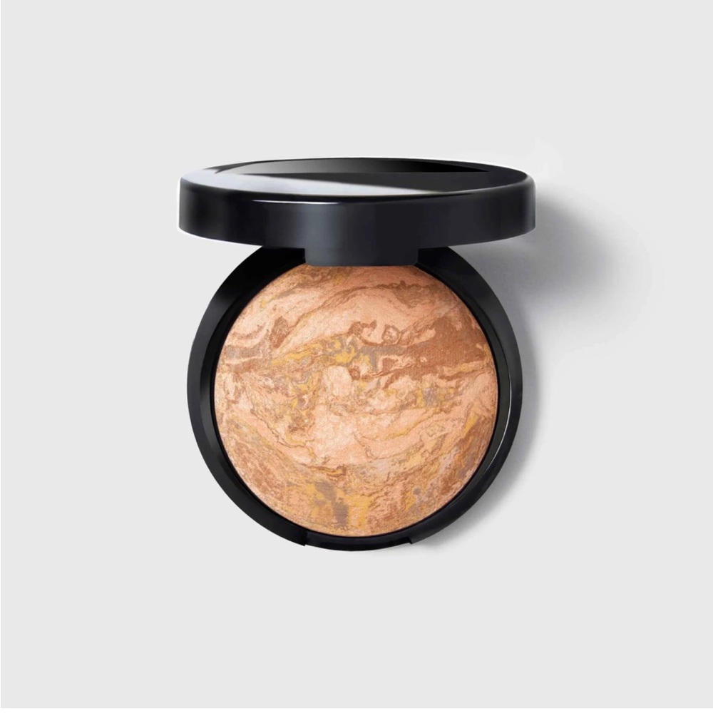Laura Geller Baked Balance-n-Glow Illuminating Foundation in Medium
